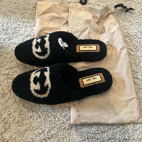 Brand new full set Gucci shearling interlocking mules. - Picture 3 of 8